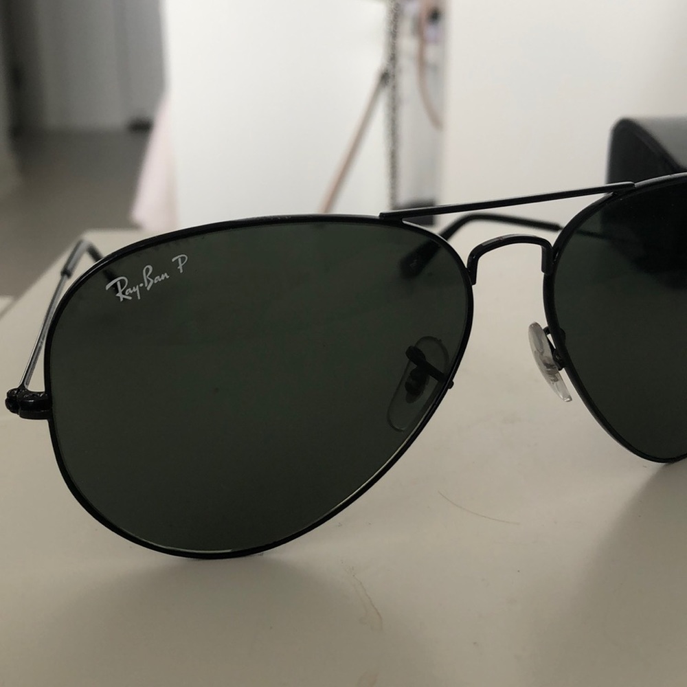 Men’s black ray bans